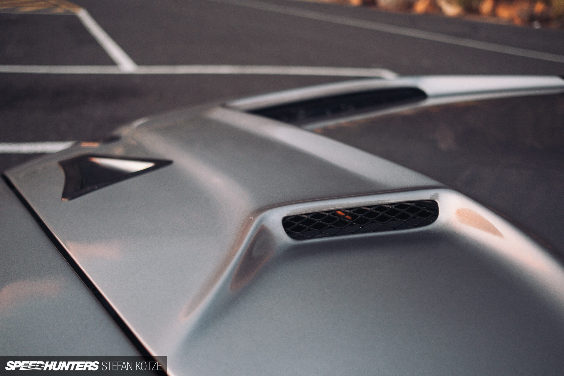 Air flow intake of the hood on the Nissan 
                    Skyline R34 GT-R