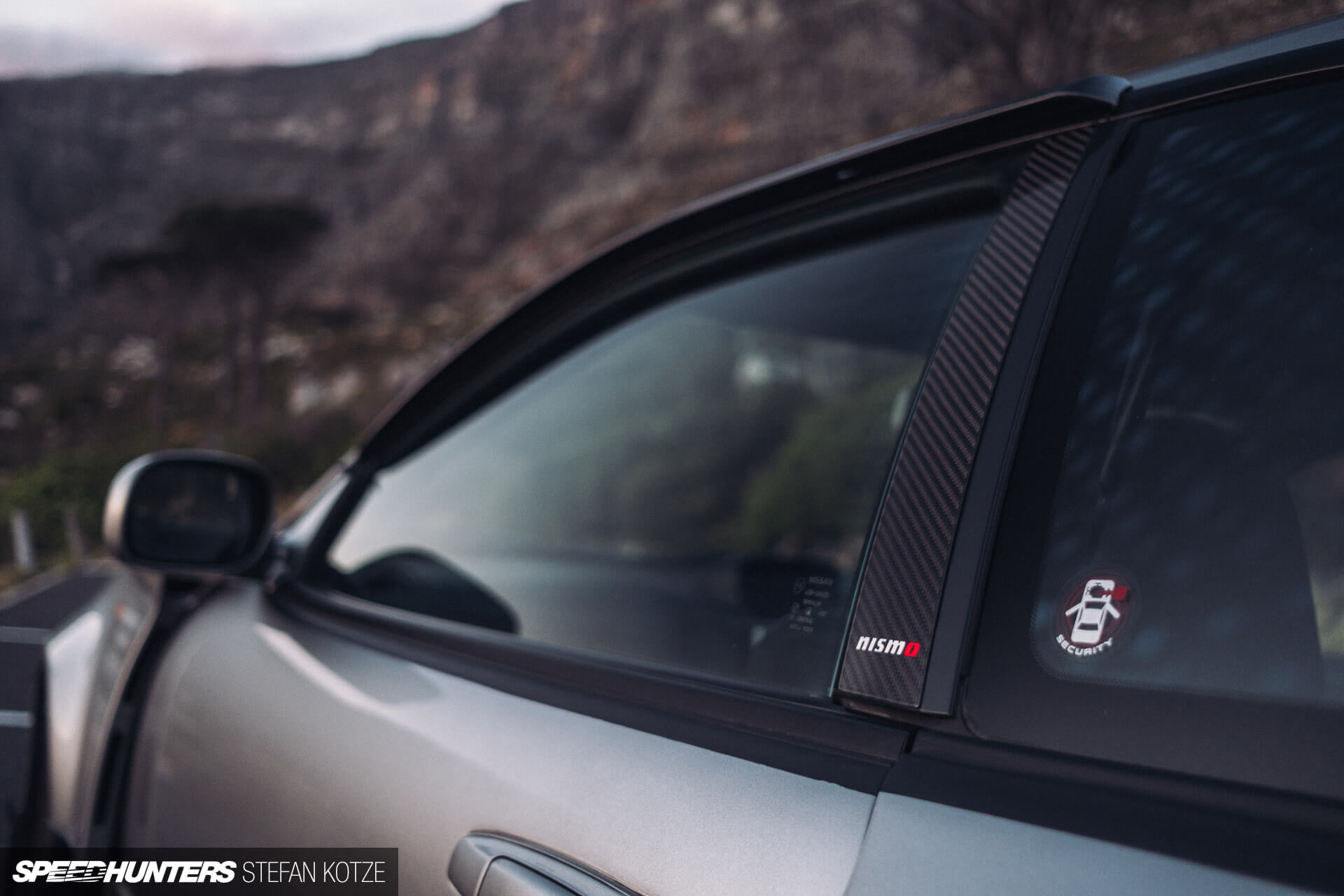 Front left window of the Nissan Skyline R34 
                    GT-R